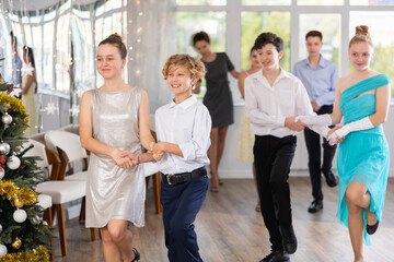 Naklejka premium Group of boys and girls dancing folk dance in studio..