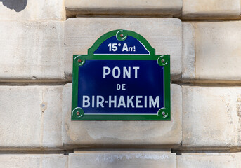 La plaque de la rue du pont de Bir-Hakeim à Paris.