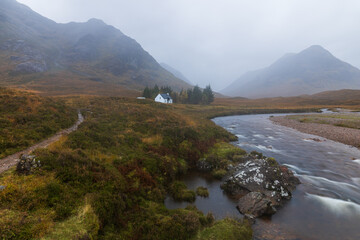 Die ikonische Wee White Hut als typische Highland Hütte in Schottland, gelegen zwischen Rannoch...