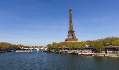 La tour Eiffel de Paris avec la seine. La photo a &eacute;t&eacute; prise en fin d'apr&egrave;s-midi.