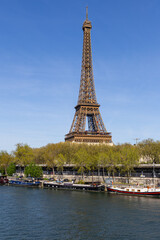 La tour Eiffel de Paris avec la seine. La photo a &eacute;t&eacute; prise en fin d'apr&egrave;s-midi et est au format vertical. 