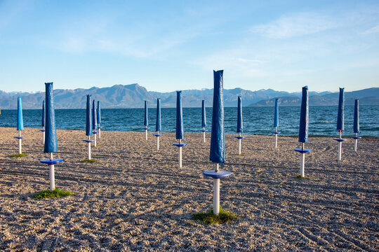 spiaggia con ombrelloni chiusi