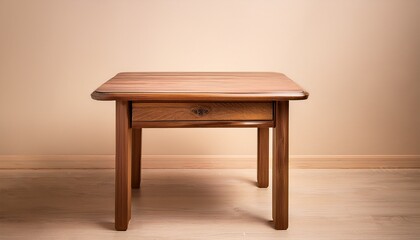 クリーム色のマット背景とヴィンテージ風の木製テーブルがシンプルに調和し、穏やかな温もりを感じさせるシーンが広がる

