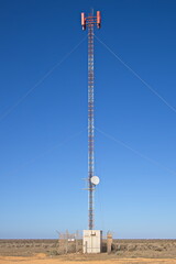 Obraz premium Telecommunication tower at Nullarbor Roadhouse, South Australia, Australia 