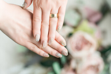 ネイルサロンでネイルをした手（マグネットジェル・ミラーライン）
