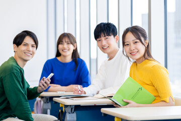 教室で話す大学生　撮影協力：学校法人電波学園　東京電子専門学校