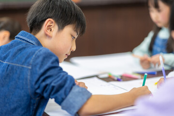 Naklejka premium 絵を描く小学生