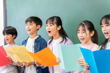 合唱する小学生