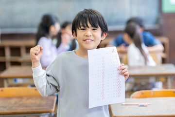 100点のテストを持つ小学生