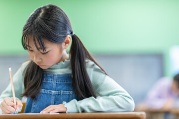 テストを受ける小学生