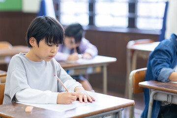 テストを受ける小学生