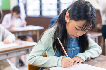 テストを受ける小学生