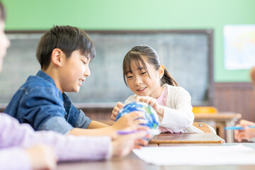 グループワークをする小学生