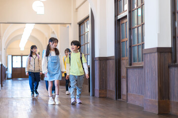 廊下を歩く小学生