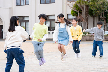 Fototapeta premium 大縄跳びをする小学生