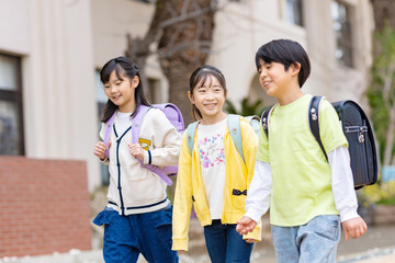 登校する小学生