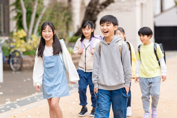 Obraz premium 登校する小学生