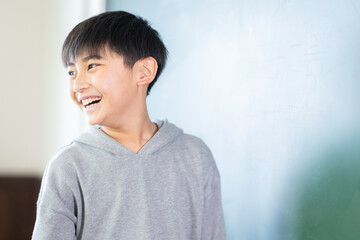 回答を発表する小学生