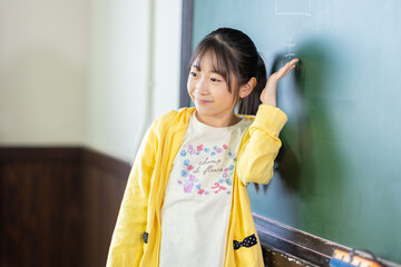 回答を発表する小学生