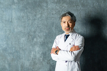 白衣を着たミドル・シニアの医師