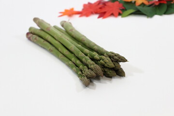 新緑と紅葉が混ざる、アスパラガス