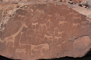 Sehr alte Steinzeichnungen im Fels von Twyfelfountain in Namibia
