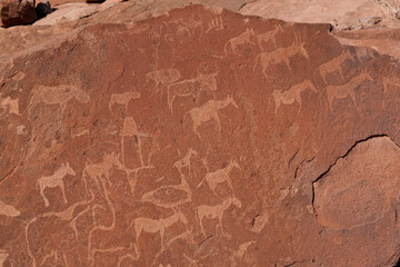 Sehr alte Steinzeichnungen im Fels von Twyfelfountain in Namibia
