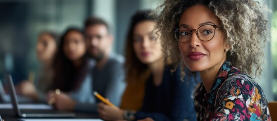 Obraz premium Confident woman at team meeting, colleagues blurred background, business