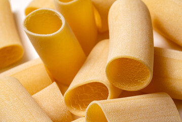 Primo piano di paccheri crudi, tipica pasta italiana 