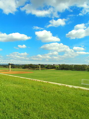 土手から見るサッカー場とガス導管のある秋の江戸川河川敷風景   © smtd3