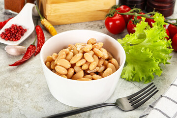 White canned beans in the bowl