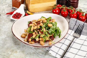 White canned beans with arugula and dry tomatoes