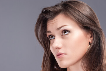 Naklejka premium Closeup Natural Portrait of Long hear Healthy Smiling Woman With Healthy Beauty Silk Skin as Face Closeup Portrait For Cosmetics and Cosmetology.