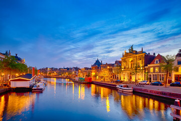 Obraz premium Picturesque Evening Twilight View of Harlem Sight on Spaarne River On The Background At twilight.