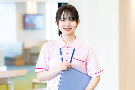 ファイルを持つ介護福祉士【撮影協力：学校法人電波学園　東京電子専門学校】	