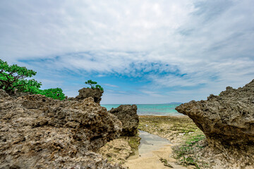 干潮時に現れる石垣島タバガーの幻想的な岩場と澄んだ海の風景
