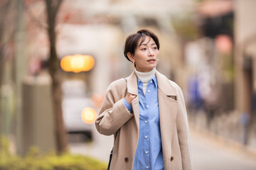 街中を歩く女性。