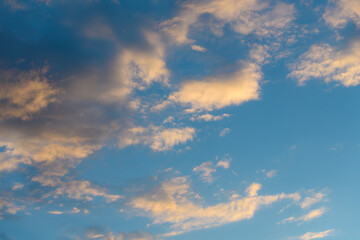 Obraz premium Sunset Sky Background in Golden Hour — Warm Tones for Image Replacement with Copy Space