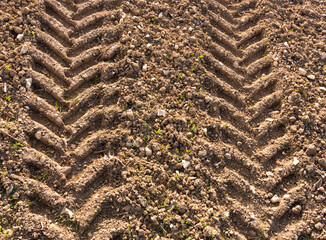 empreinte de tracteur dans la terre