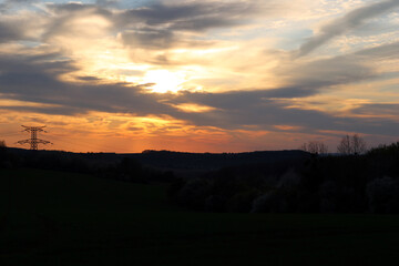 Sonnenuntergang in der Natur im Frühling im Landkreis Saarlouis im Saarland an der deutsch-französischen Grenze bei Berus. 