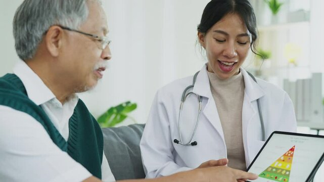 An Asian nutritionist conducts consultations, focusing on the relationship between diet and health care to improve patients' quality of life.
