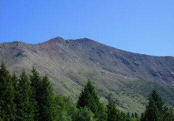 Fototapeta premium Emerald Peak: The Calm of the Green Mountain