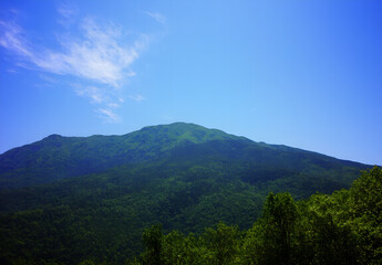 Fototapeta premium Emerald Peak: The Calm of the Green Mountain