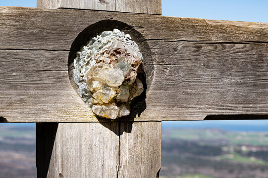 Angeblich  heilsamer Bergkristall im Gipfelkreuz  an  dem Schnappenkircherl in den Chiemgauer Alpen (Bayern) bei Marquartstein