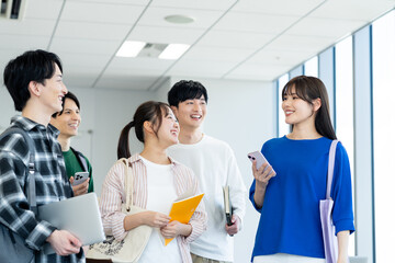 教室で話す大学生　撮影協力：学校法人電波学園　東京電子専門学校