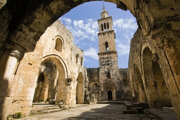 Obraz premium Ancient stone ruins, sunlight, arches