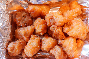 アルミホイルに包まれた揚げたて唐揚げ
Japanese Fried Chicken Wrapped in Foil
