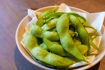 白い器に盛られた塩茹で枝豆
Salted Edamame Beans Served in a White Bowl