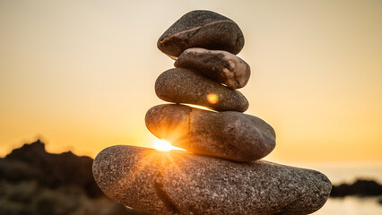 Zen, Cairn au coucher du soleil à Ajaccio en Corse à la plage
