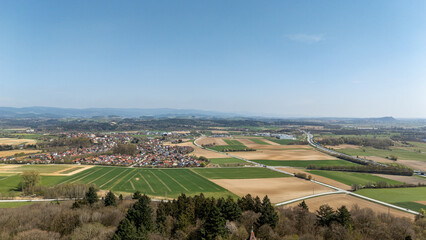 Naklejka premium Die weite Landschaft des niederbayerischen Gäubodenlandes